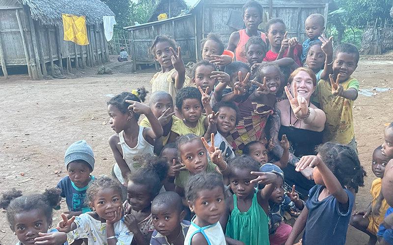 博彩平台推荐 alumna and Peace Corps volunteer Mackenzie Hafer with children in Madagascar