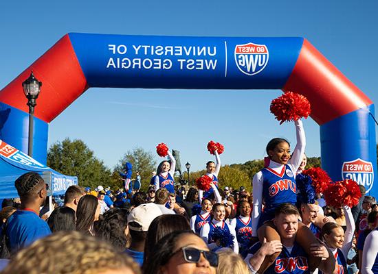 博彩平台推荐 cheerleaders and fans at game day