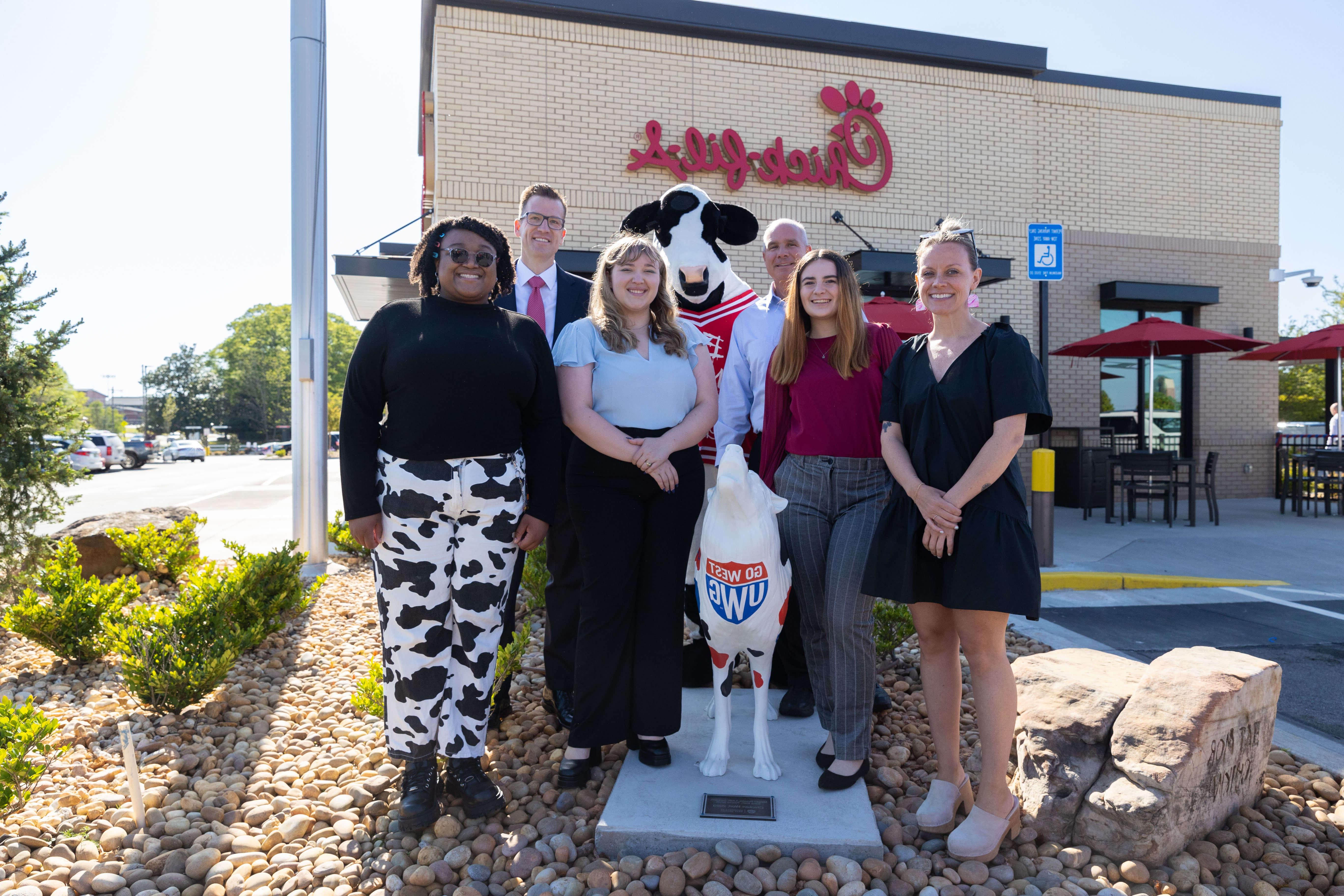 博彩平台推荐 faculty and students with community partners at Chick-fil-A