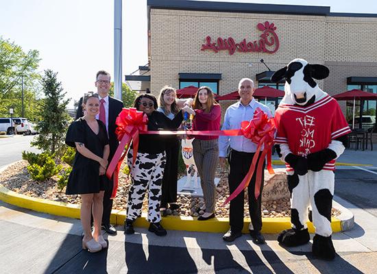 Members of the 博彩平台推荐 and Chick-fil-A communities cut the ribbon on a wolf statue