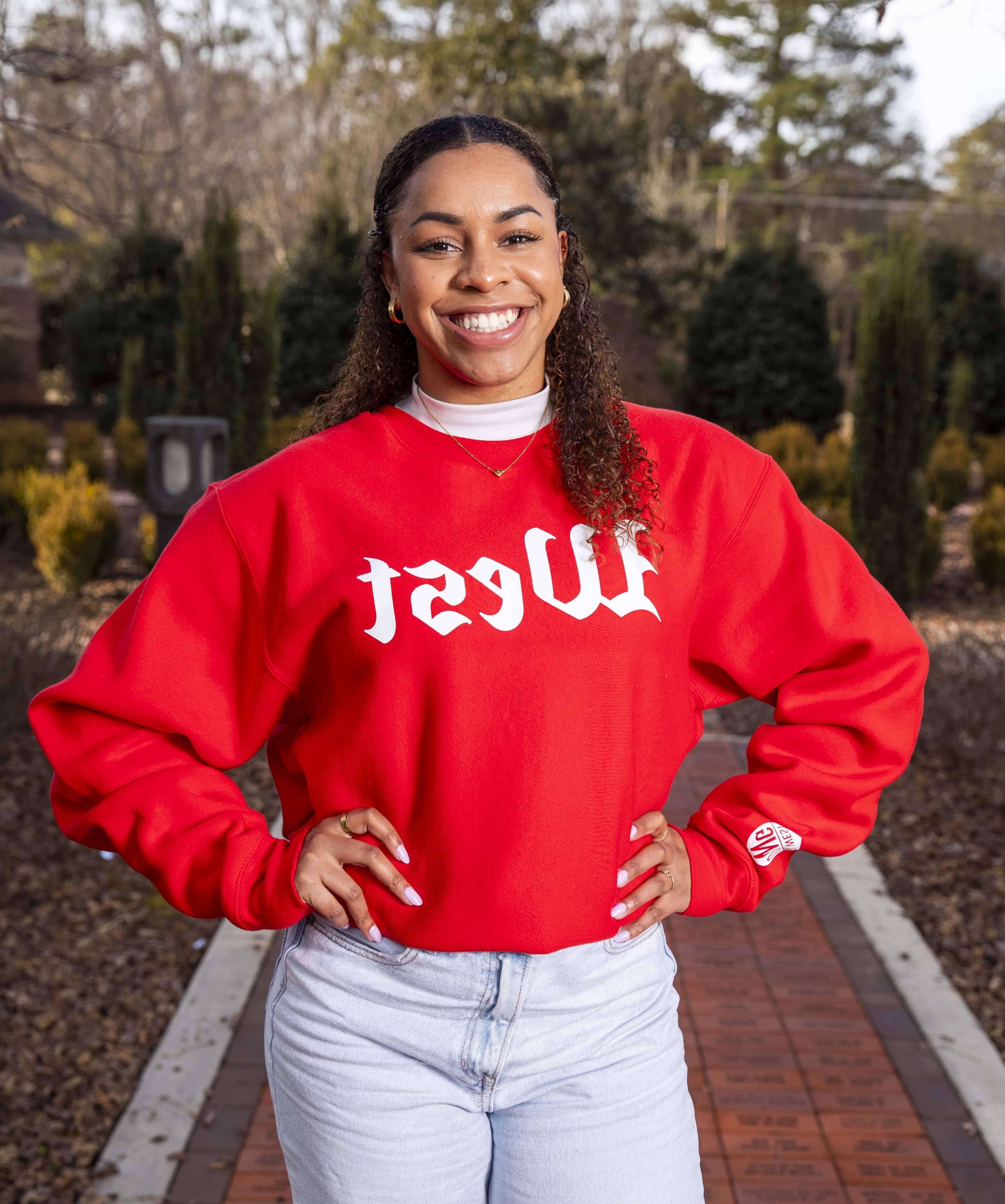 Sydney Blackmon posing for an outside portait in the alumni garden.